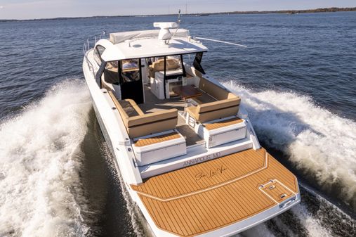 Cruisers Yachts 390 Express Coupe image