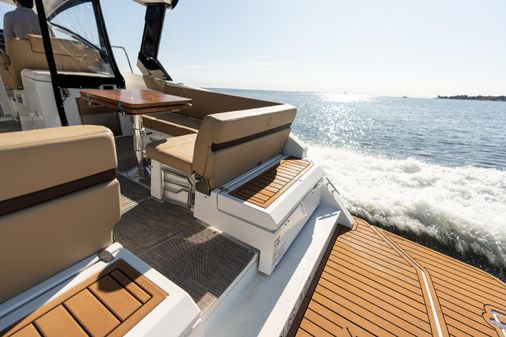 Cruisers Yachts 390 Express Coupe image