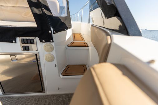 Cruisers Yachts 390 Express Coupe image