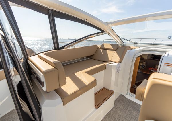 Cruisers Yachts 390 Express Coupe image