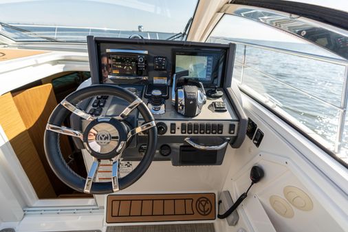 Cruisers Yachts 390 Express Coupe image