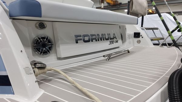 Formula 330 Crossover Bowrider OB image