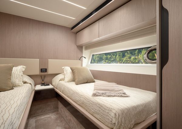 Azimut 72 Flybridge image