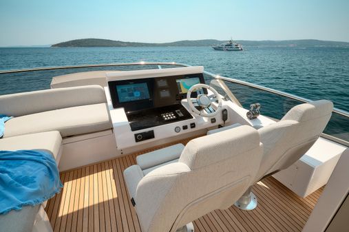 Azimut 72 image