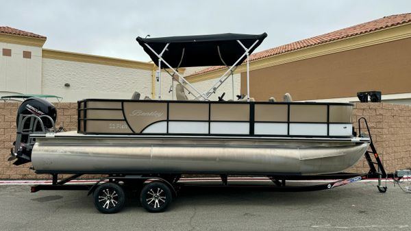 Bentley Pontoons 220 4-Point Fish 