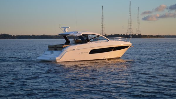 Cruisers Yachts 390 Sport Express