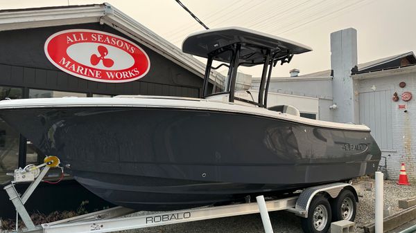 Robalo R230 Center Console 