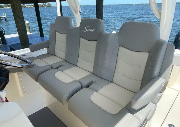 Scout 355 LXF Center Console image