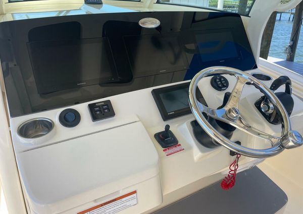 Scout 355 LXF Center Console image