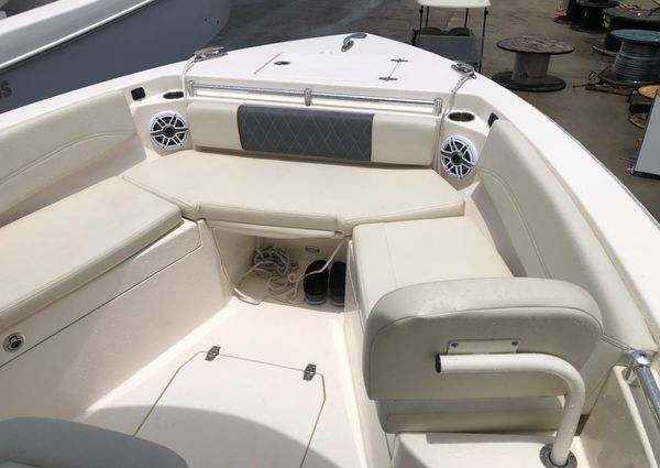 Cobia 240-CENTER-CONSOLE image