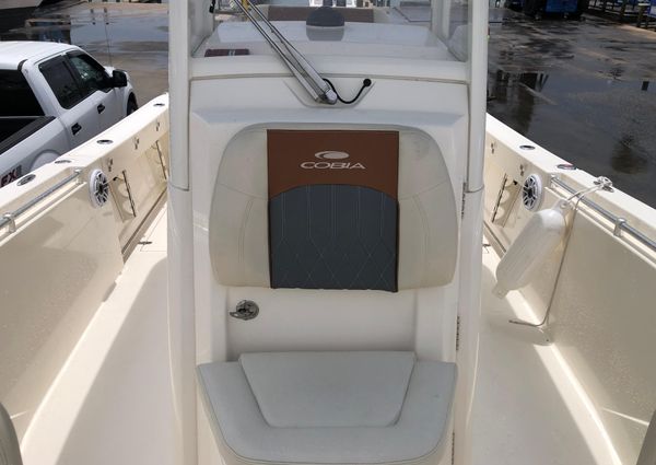 Cobia 240-CENTER-CONSOLE image