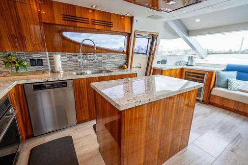 Hatteras 80 Motor Yacht Sky Lounge image