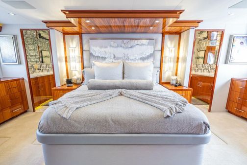 Hatteras 80 Motor Yacht Sky Lounge image