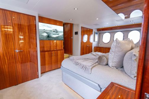 Hatteras 80 Motor Yacht Sky Lounge image