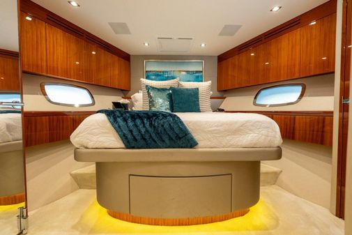 Hatteras 80 Motor Yacht Sky Lounge image