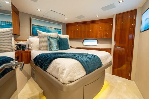 Hatteras 80 Motor Yacht Sky Lounge image