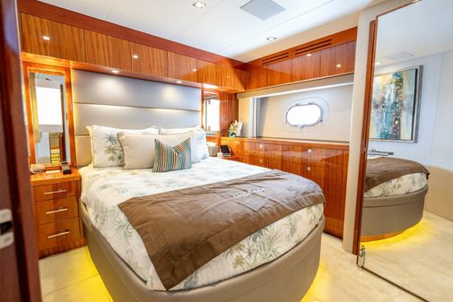 Hatteras 80 Motor Yacht Sky Lounge image