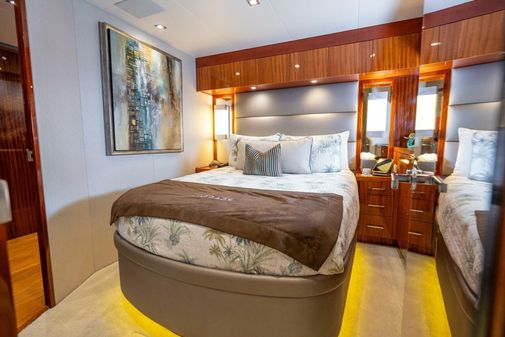 Hatteras 80 Motor Yacht Sky Lounge image