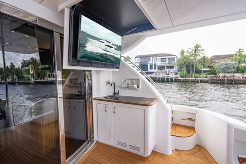 Hatteras 80 Motor Yacht Sky Lounge image