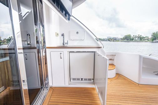 Hatteras 80 Motor Yacht Sky Lounge image