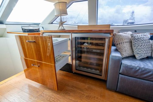 Hatteras 80 Motor Yacht Sky Lounge image