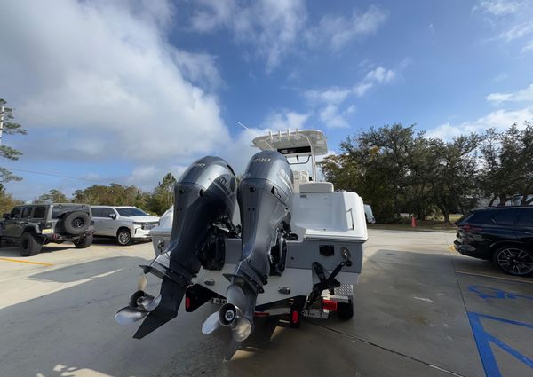 Sea Hunt Gamefish 27 with Coffin Box image