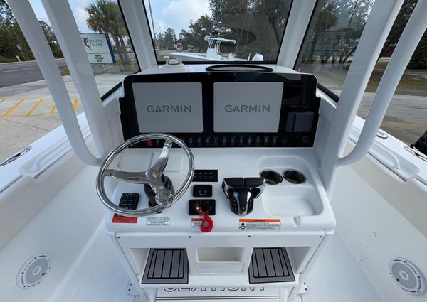 Sea Hunt Gamefish 27 with Coffin Box image