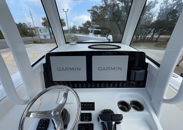 Sea Hunt Gamefish 27 with Coffin Box image