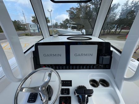 Sea Hunt Gamefish 27 with Coffin Box image