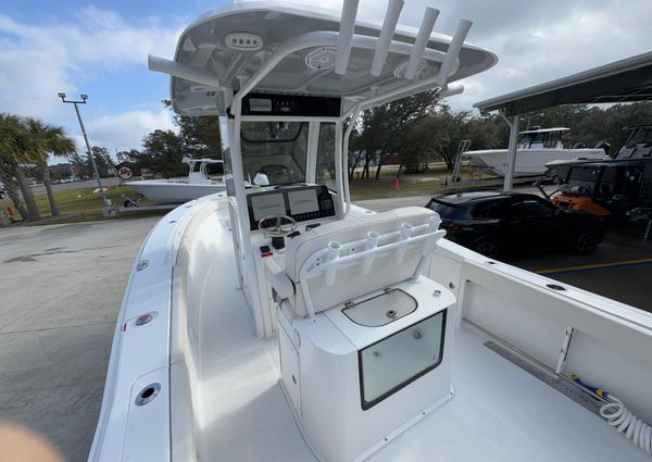 Sea Hunt Gamefish 27 with Coffin Box image