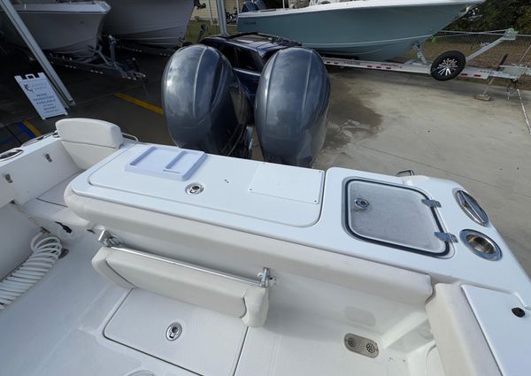 Sea Hunt Gamefish 27 with Coffin Box image