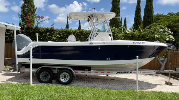 Robalo R240 Center Console
