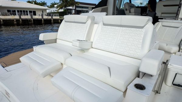 Tiara Yachts 43 LE image