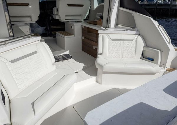 Tiara Yachts 43 LE image