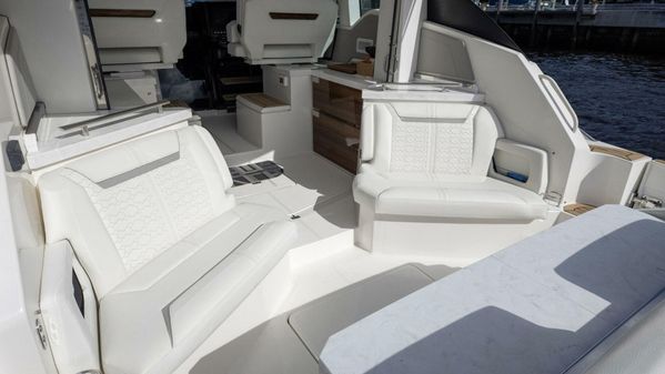 Tiara Yachts 43 LE image