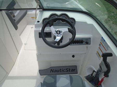 Nauticstar 223DC-SPORT-DECK image