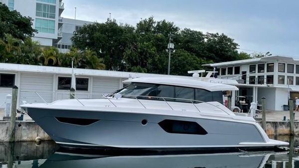 Tiara Yachts C49
