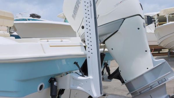 Boston Whaler 250 Dauntless image