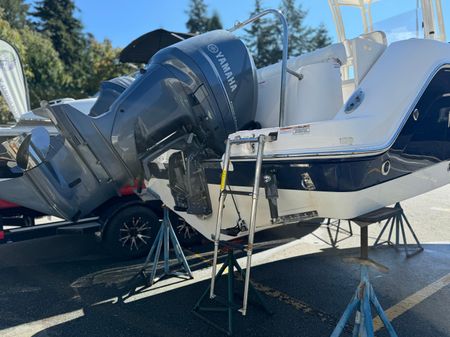 Robalo R222 Center Console image