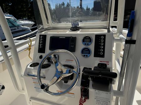 Robalo R222 Center Console image