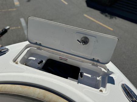 Robalo R222 Center Console image