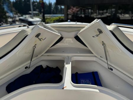 Robalo R222 Center Console image