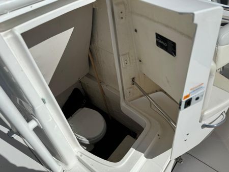 Robalo R222 Center Console image