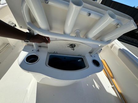 Robalo R222 Center Console image