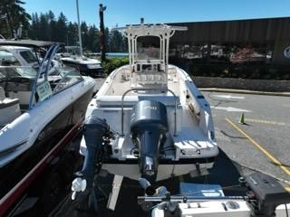 Robalo R222 Center Console image