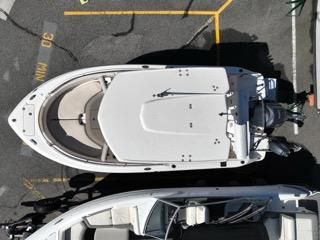 Robalo R222 Center Console image