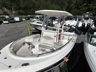 Robalo R222 Center Console image