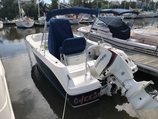 Robalo R200 Center Console - main image