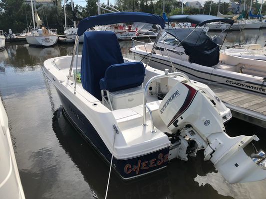 Robalo R200-CENTER-CONSOLE - main image