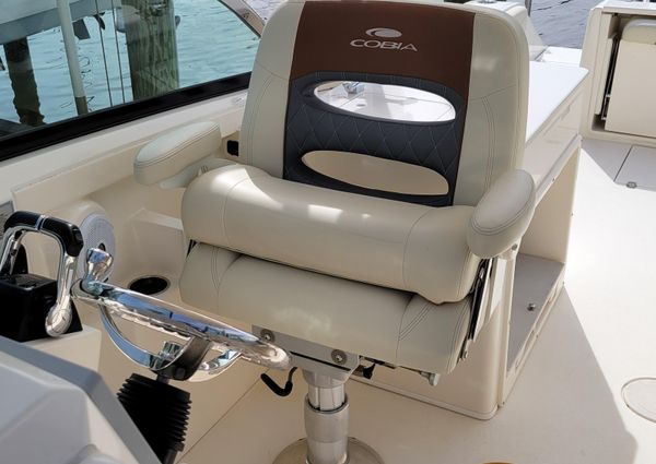 Cobia 280 Dual Console image